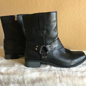 Never worn, men's side zip leather boots